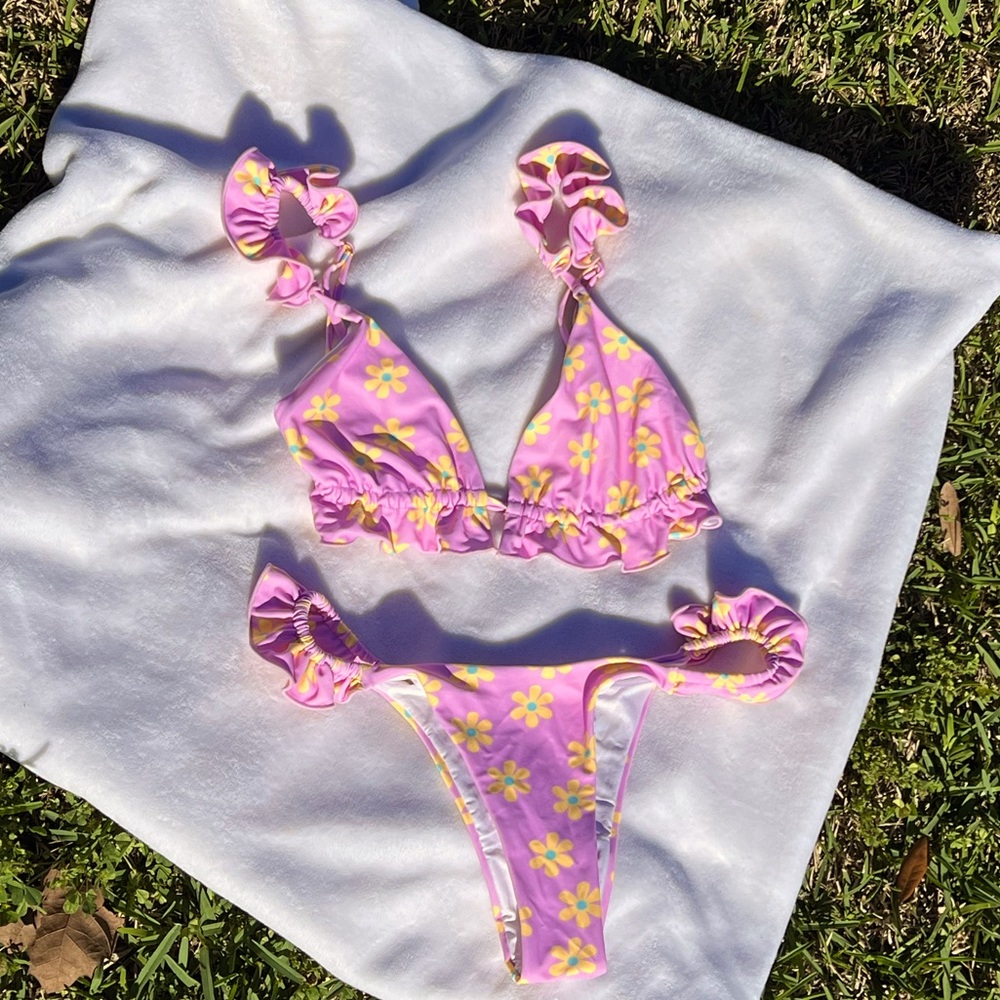 NEVER WORN girly bikini with flower print